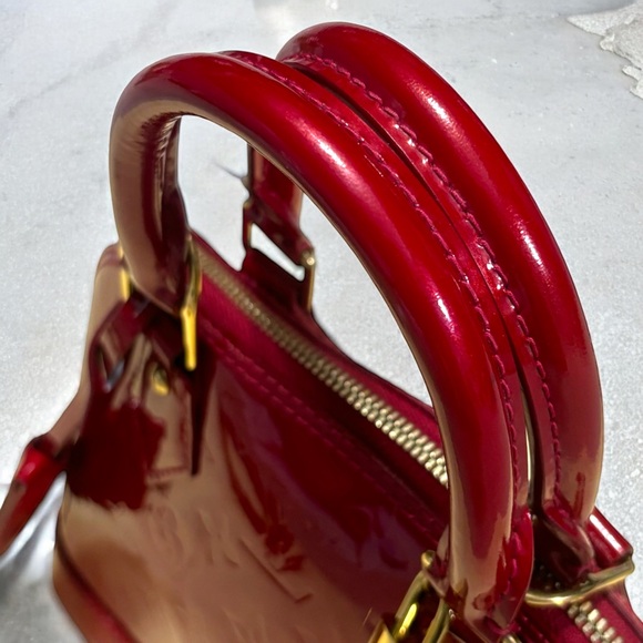 Red Vernis Louis Vuitton Alma BB - Picture 12 of 16